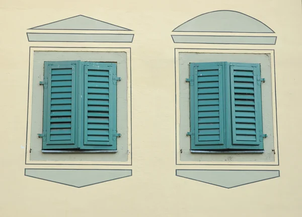 Dwa okna zamknięte okiennice — Zdjęcie stockowe