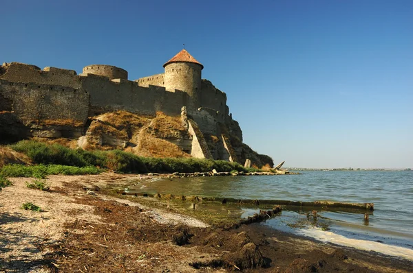 Alte Festung am Ufer des Flusses — Stockfoto