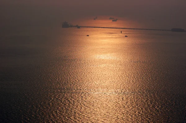 Туманный золотой закат на Аравийском море — стоковое фото