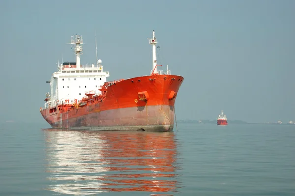 Вантажне судно в Індійському океані — стокове фото