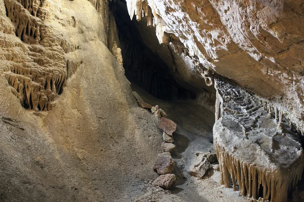 В пещере — стоковое фото