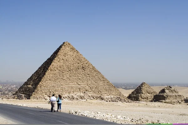 Carretera cerca de pirámides — Foto de Stock