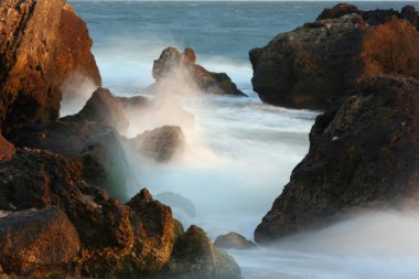 taşlar ve deniz surf