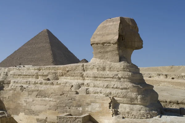 Sphinx och pyramid — Stockfoto