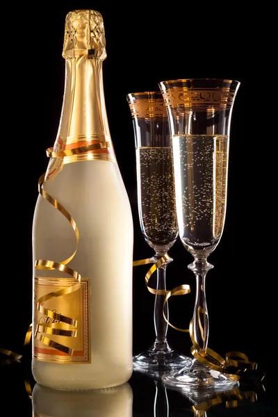 Copos de champanhe com garrafa — Fotografia de Stock