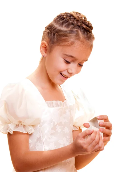 Маленька дівчинка і подарунок — стокове фото