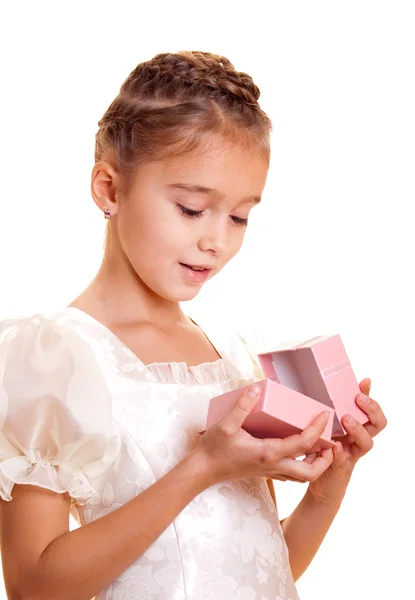 Маленькая девочка и подарок — стоковое фото