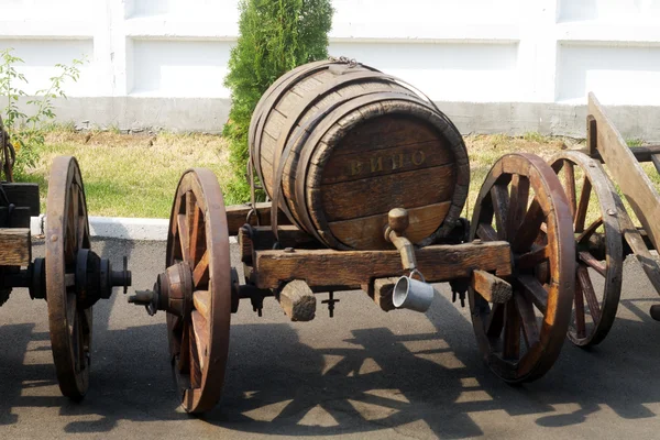 Vieux tonneau de vin sur roues — Photo