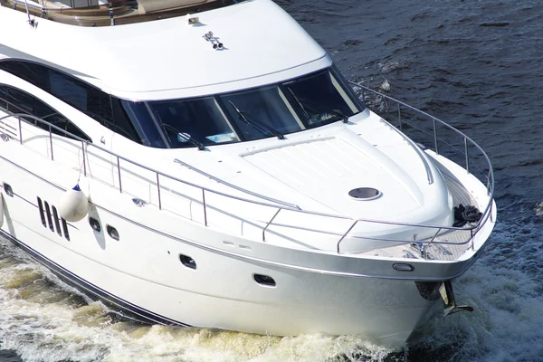 Speedboot cruisen in de rivier dnipro — Stockfoto