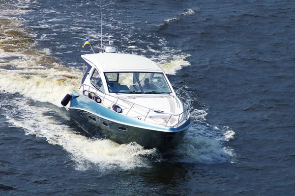 川ドニプロでクルージング スピード ボート — ストック写真