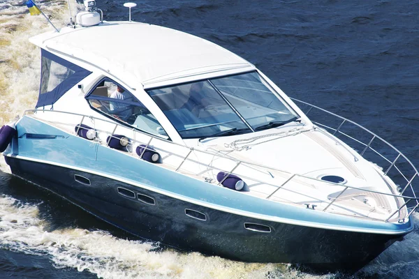 Motorbåt cruising i floden dnipro — Stockfoto