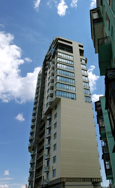 近代的なマルチ アパート建物 constru — ストック写真