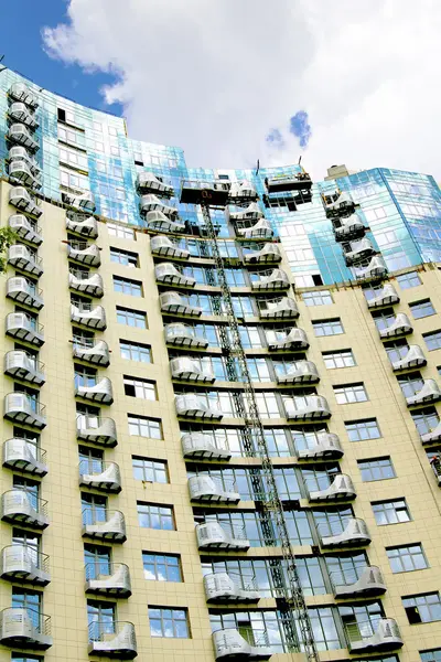Moderno multi-apartamentos edificio constru — Foto de Stock
