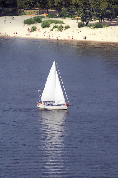 Sailboat cruising in the river Dnipro — Stock Photo, Image