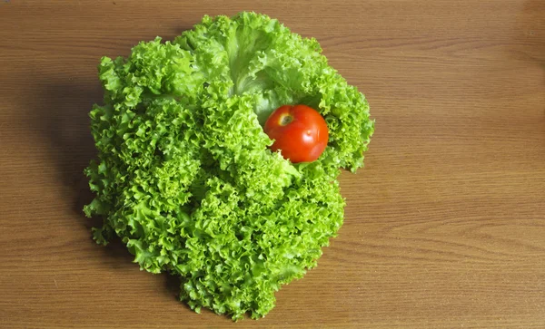 Knackiger Salat und Tomaten — Stockfoto