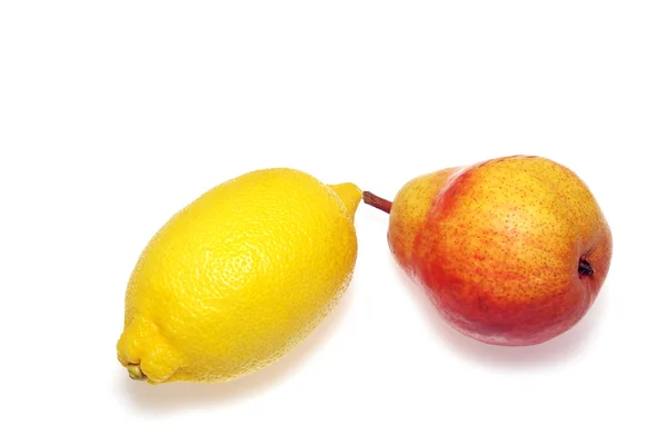 Limón amarillo fresco y pera roja aislados — Foto de Stock