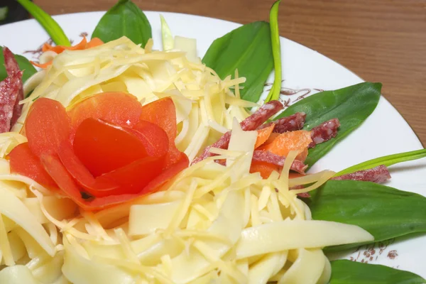 Nudeln mit Käse, Salami, Tomaten und — Stockfoto