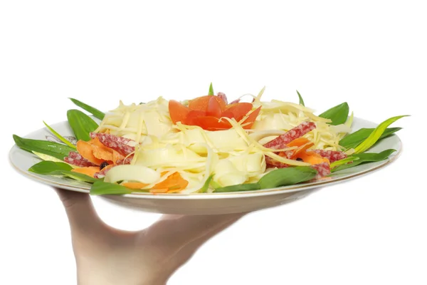 Паста с сыром, салями, помидорами и — стоковое фото