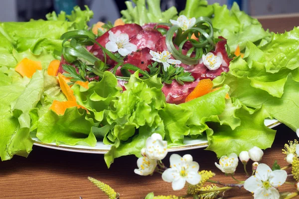 Смешанные зеленые овощи на стеклянной тарелке — стоковое фото