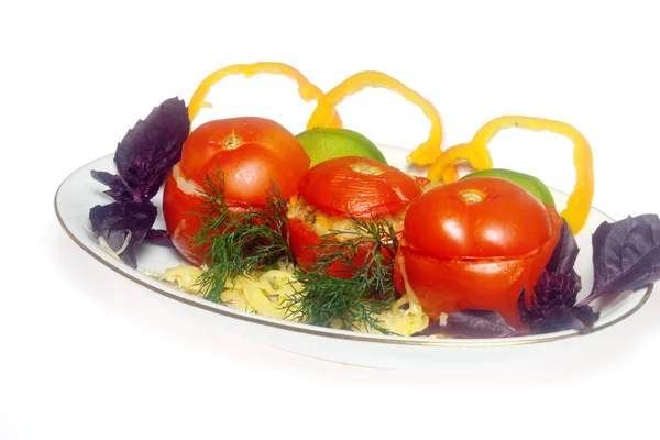 Pomidor Faszerowany na talerzu — Zdjęcie stockowe