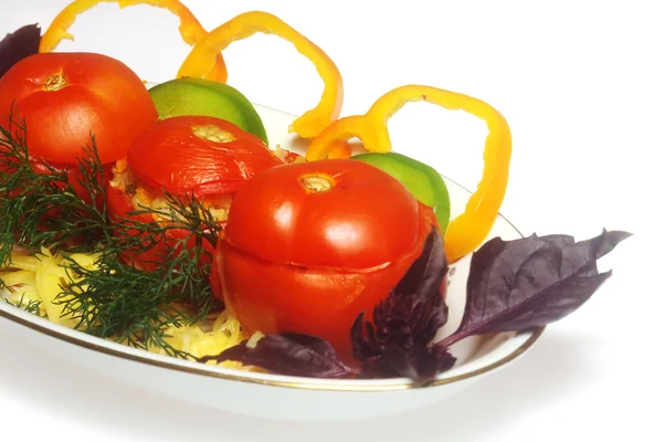 Фаршированные помидоры на тарелке — стоковое фото