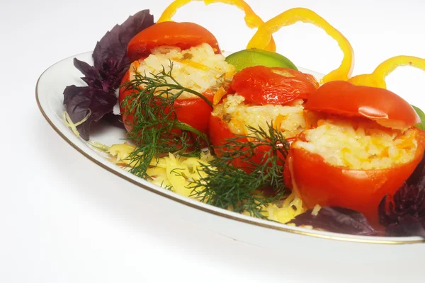 Pomidor Faszerowany na talerzu — Zdjęcie stockowe