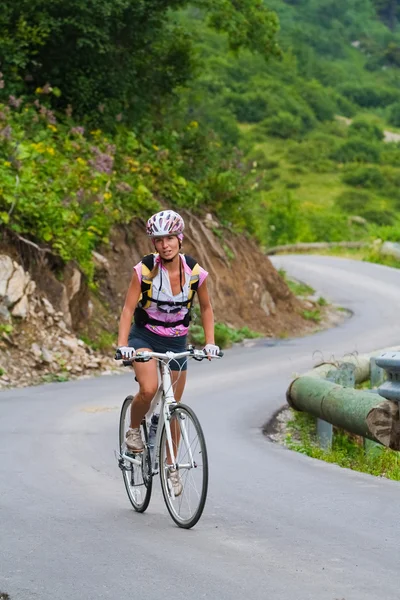 Chica montando rápido en bicicleta — Foto de Stock