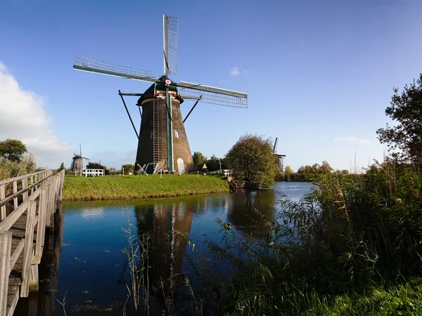 Molino de viento holandés tradicional en Kinderdijk —  Fotos de Stock