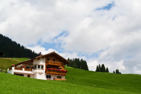Tradiční alpské chaty. letní čas — Stock fotografie