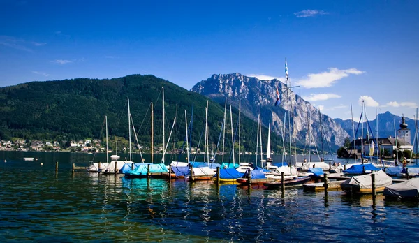Yachtclub in den Alpen — Stockfoto