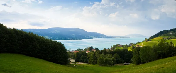 Alpesi tó és a falu — Stock Fotó