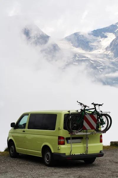 Van und Fahrrad in den Bergen — Stockfoto