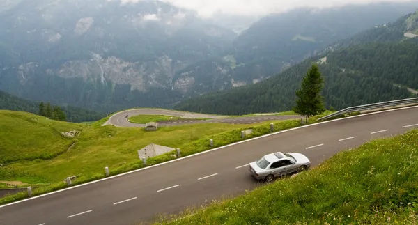 Carretera alpina alta con coche — Foto de Stock
