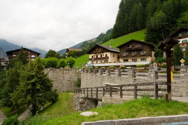 Pequena cidade em Alpes — Fotografia de Stock