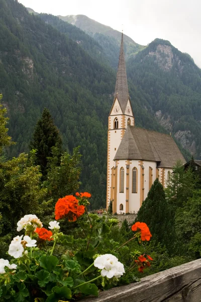 Καθολική εκκλησία στην Αυστριακές Άλπεις — Φωτογραφία Αρχείου