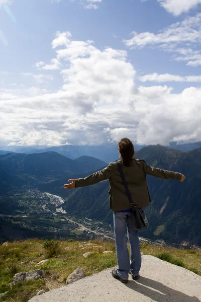 산에 서 있는 젊은 남자 — 스톡 사진