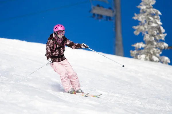 Flicka skidåkning — Stockfoto