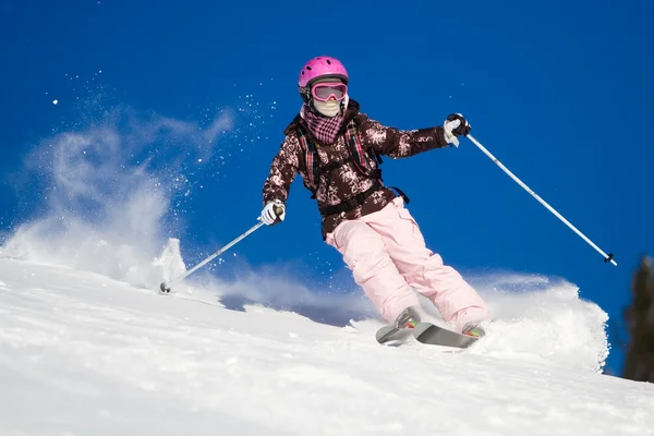 Frau, die schnell Ski fährt. Lebendiger Himmel — Stockfoto