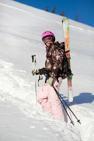 女の子はフリーライドのために登山 — ストック写真