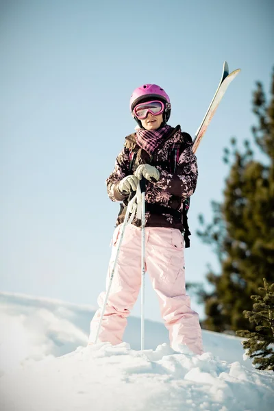 Dívka s lyžemi — Stock fotografie