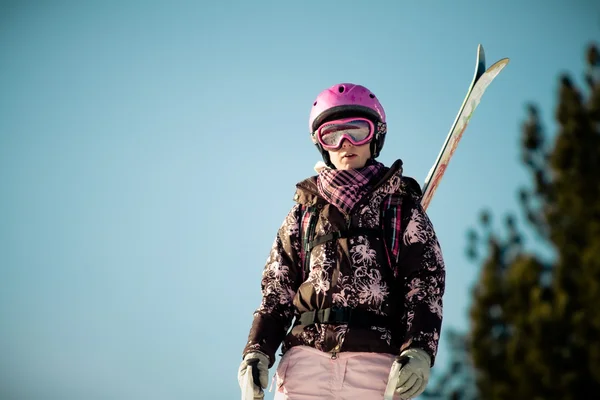 Девушка с лыжами сзади — стоковое фото