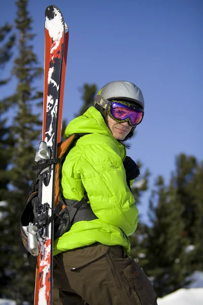 Lyžař s lyžemi na zadní straně — Stock fotografie