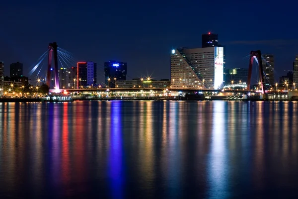 Puente Willems de Rotterdam. Vista nocturna — Foto de Stock