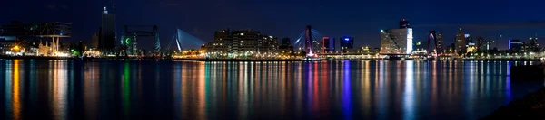 Noční panorama Rotterdamu a masové riv — Stock fotografie