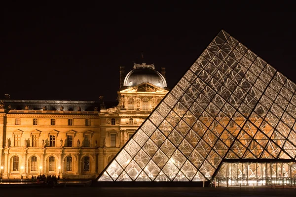Central gate - pyramid of Louvre — Stock Photo, Image