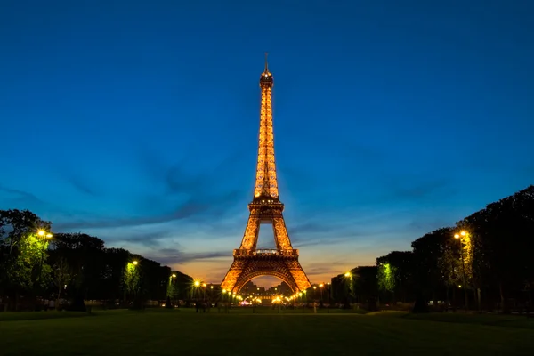 Eiffelturm bei Nacht — Stockfoto