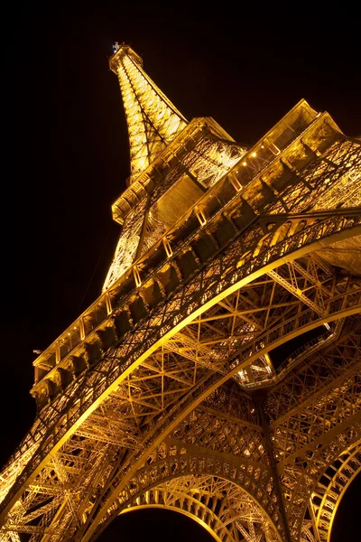 Eiffeltornet nattetid. Stäng vy — Stockfoto