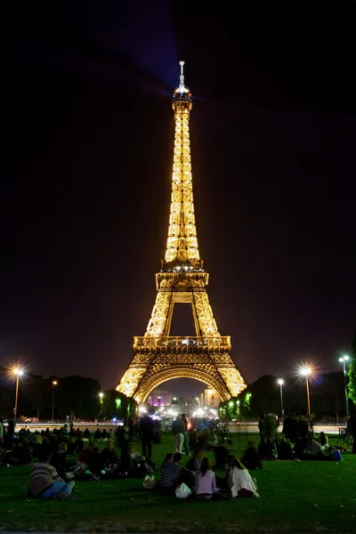 Torre Eiffel por la noche y en la — Foto de Stock