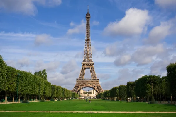 Τον πύργο του Άιφελ. καλοκαίρι στο Παρίσι — Φωτογραφία Αρχείου