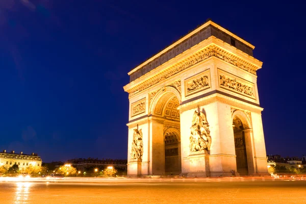 Триумфальная арка. Спокойной ночи. Париж, Франция — стоковое фото
